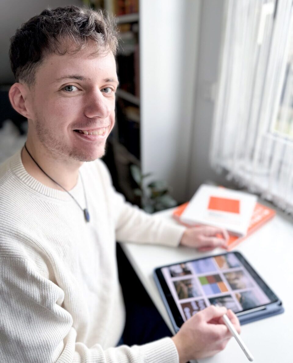 Kommunikationsdesigner Milan Brenner arbeitet am Tablet