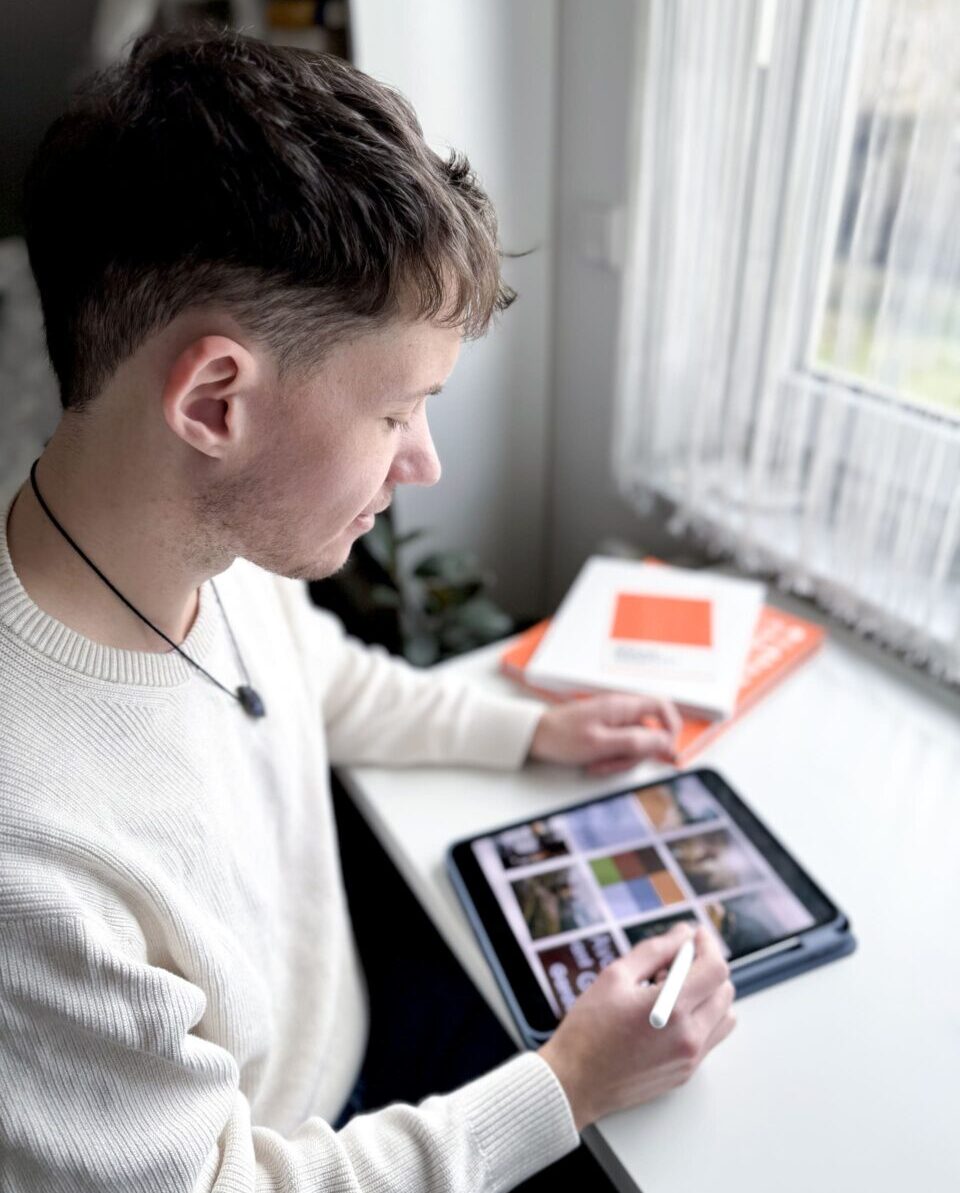 Kommunikationsdesigner Milan Brenner arbeitet am Tablet