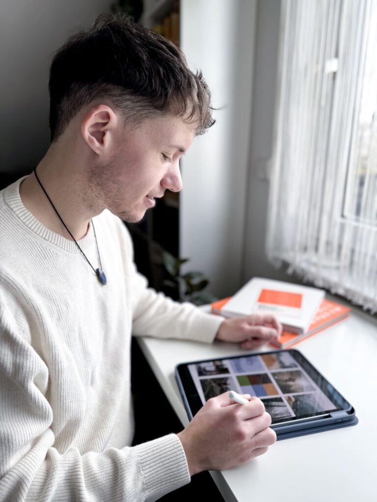 Kommunikationsdesigner Milan Brenner arbeitet am Tablet
