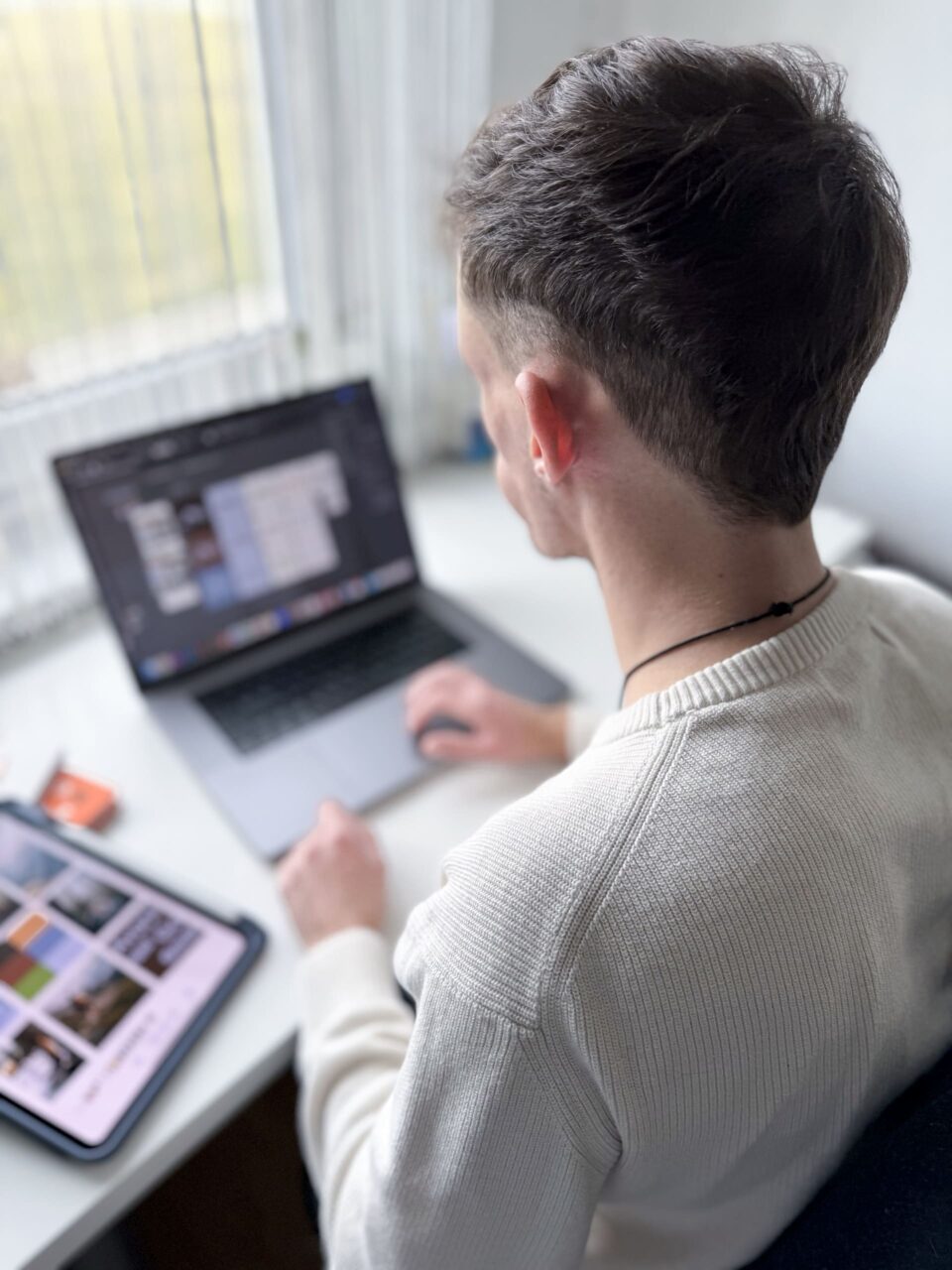 Kommunikationsdesigner Milan Brenner arbeitet am Laptop